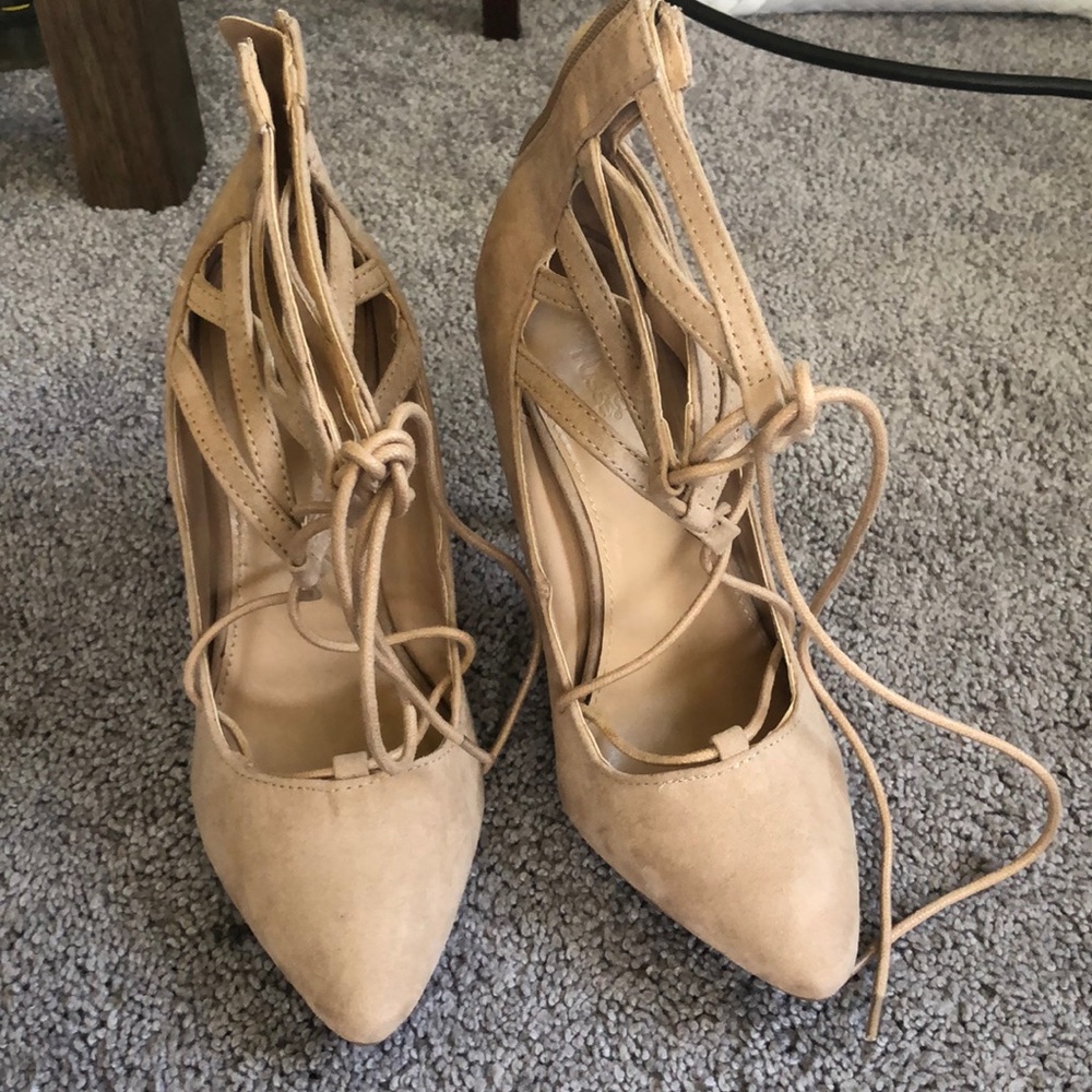 Tan heels - Picture 2 of 2